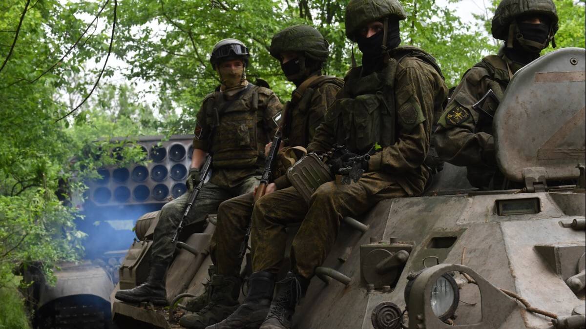    Бойцы на БТР сопровождения тяжелой огнеметной системы ТОС-1А «Солнцепек» в зоне СВО / Фото: РИА Новости