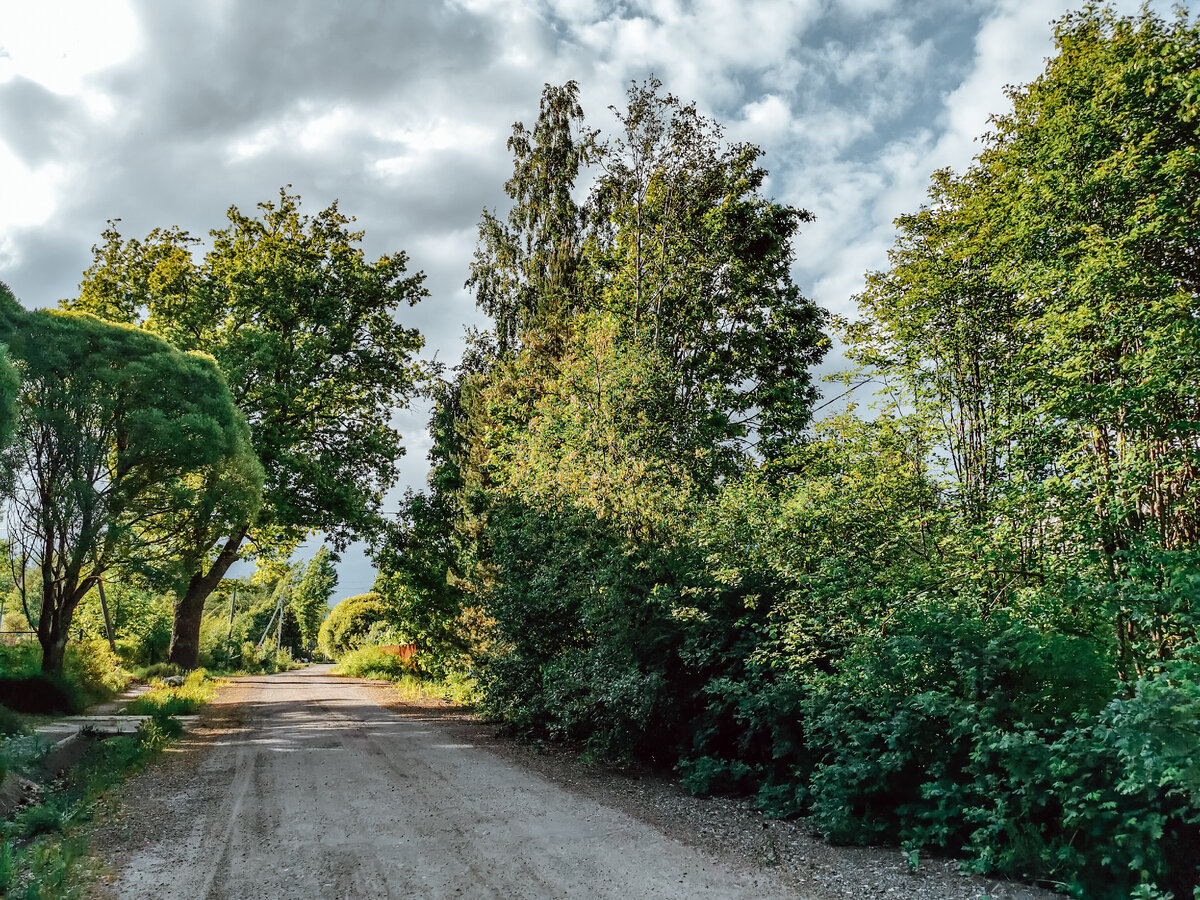 Хмурое небо с проглядывающим солнцем