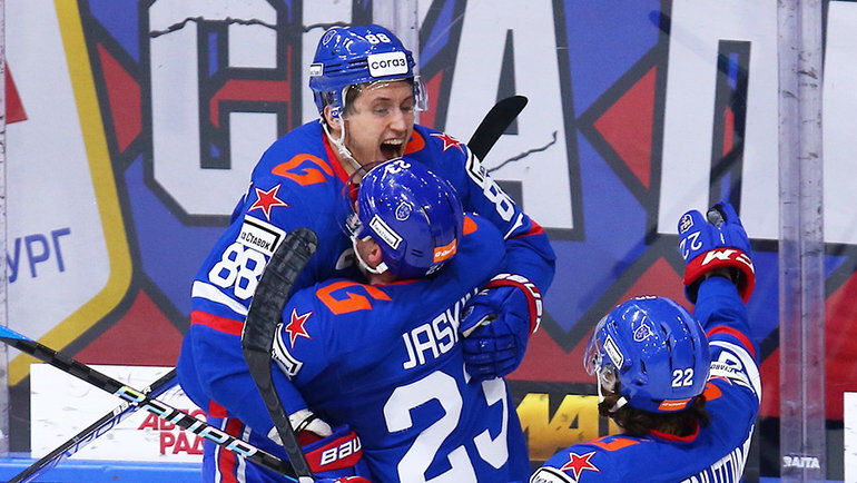    Дамир Жафяров и Дмитрий Яшкин. photo.khl.ru