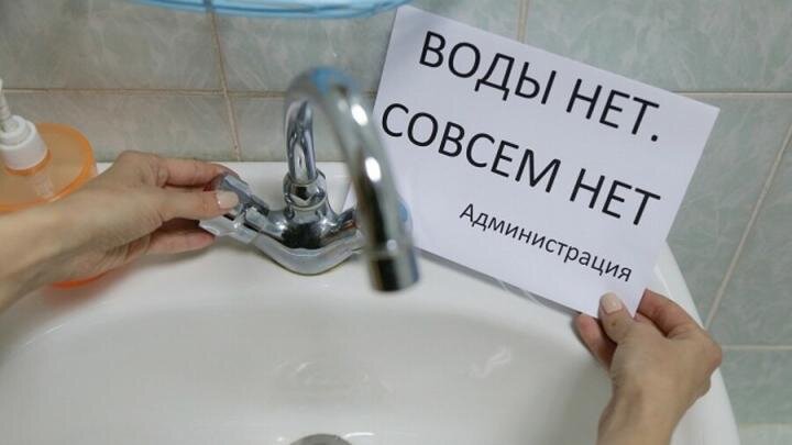 На участках, которые продают под Санкт-Петербургом нет водоносного горизонта.  Единственная вода - соленая, да еще на глубине 220 метров.