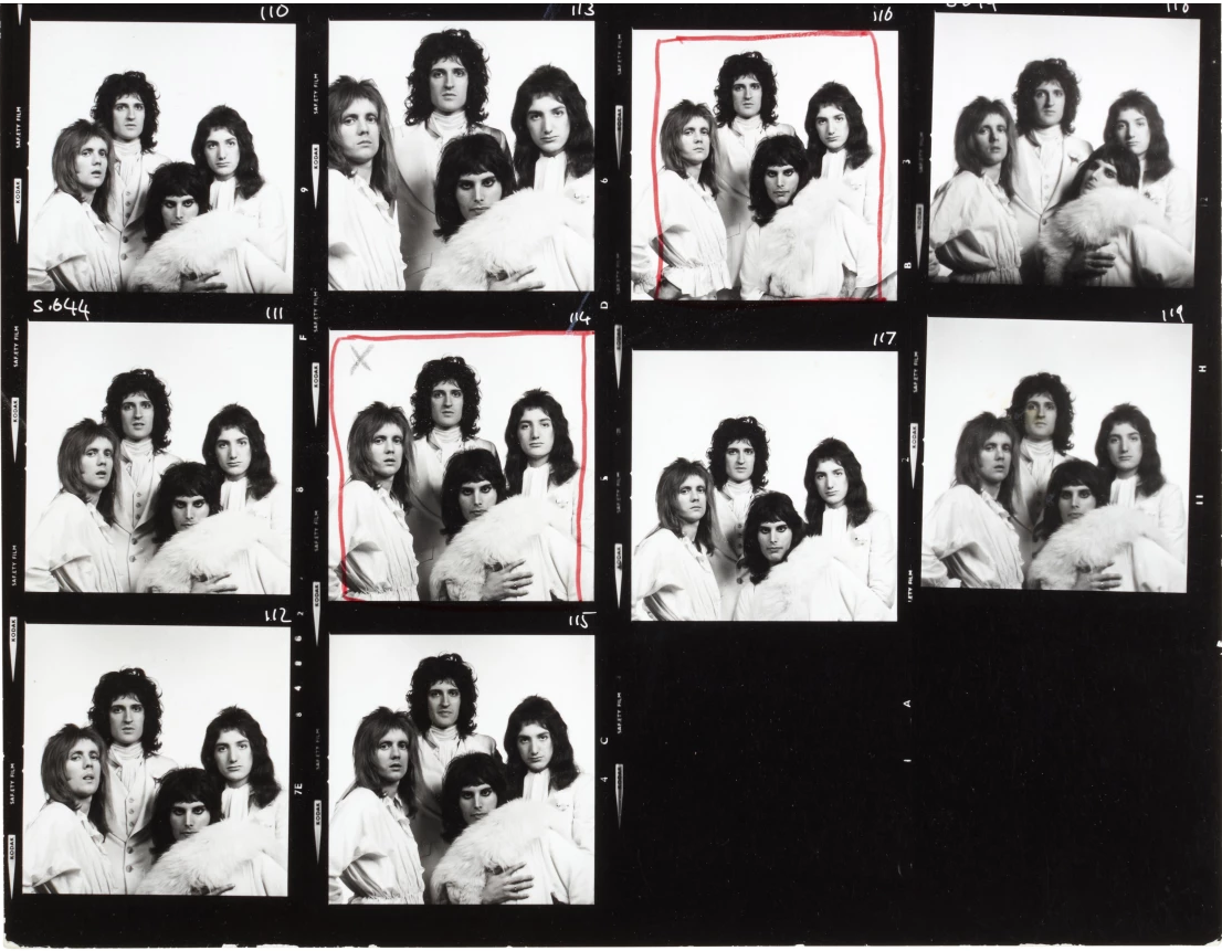 11 листов-контролек из фотосъемок Мика Роке для обложки QUEEN II, в 1974. Эти фотографии стали основой для клипа Богемская рапсодия год спустя (1975). Кружками отмечены предпочтительные кадры. Стартовая цена 5000–7000 фунтов стерлингов.