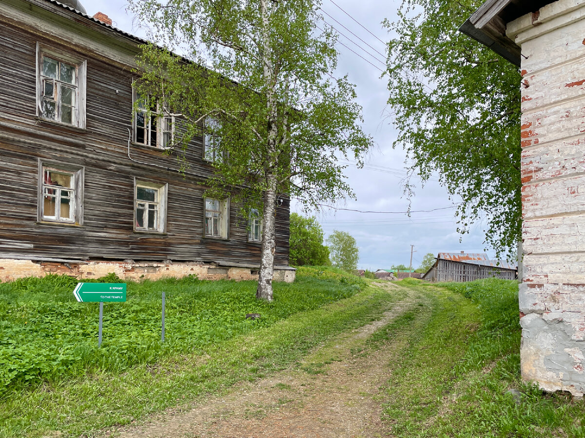 Внутри стен монастыря