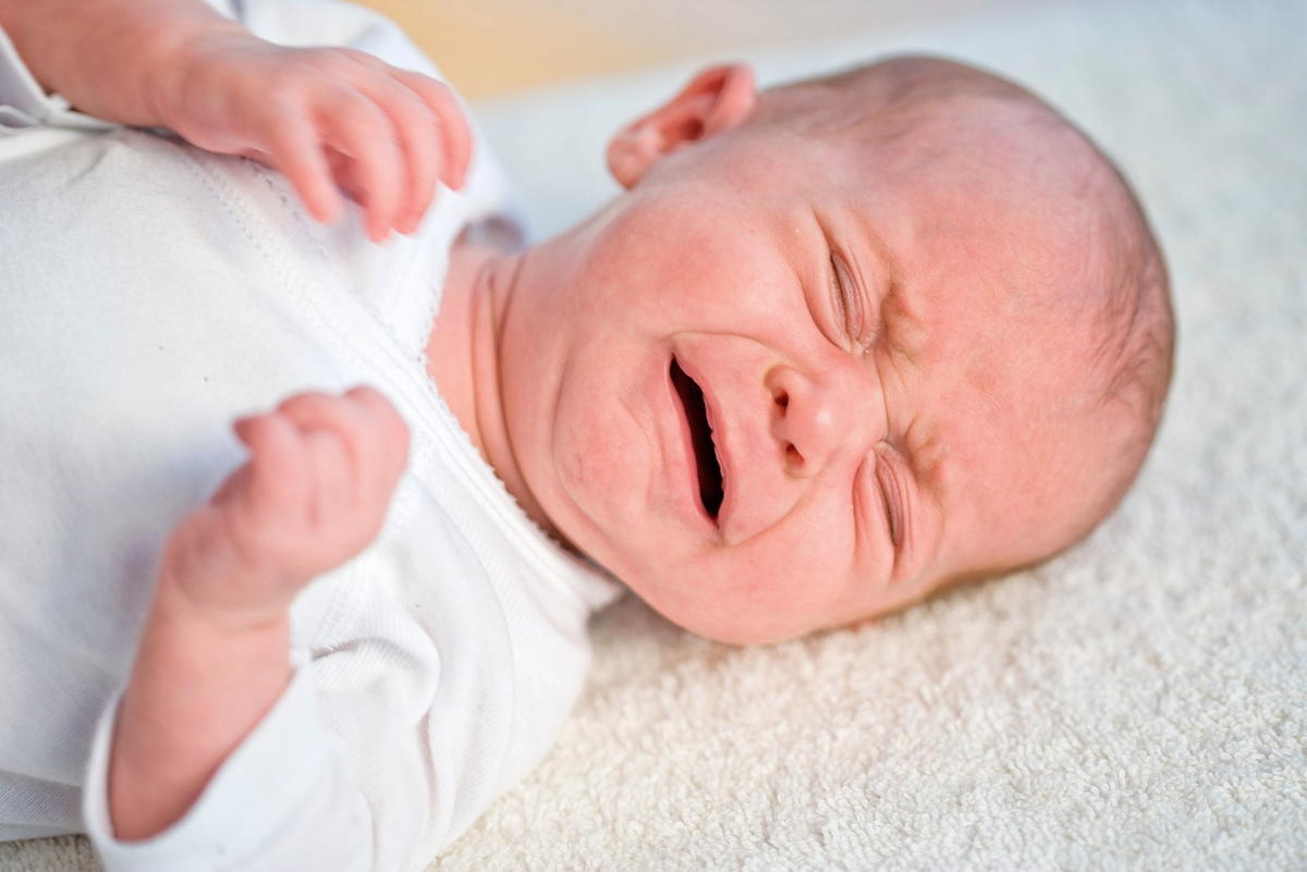 Почему новорожденный хрипит. Новорожденные. Младенческие колики. Колики у грудничка. Что такое дисбактериоз у новорожденных детей.