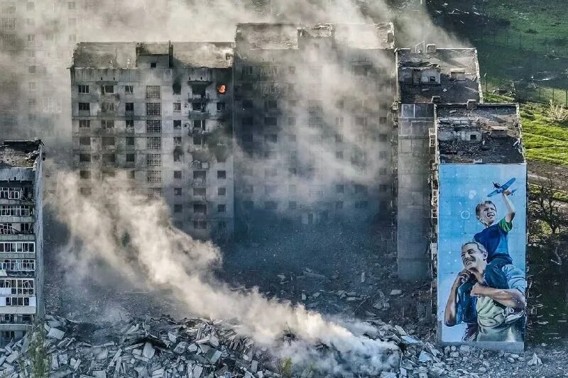 Разрушения в Бахмуте. Полтора года назад в этих домах было тепло человеческой жизни. Фото взято из открытого доступа в Интернете