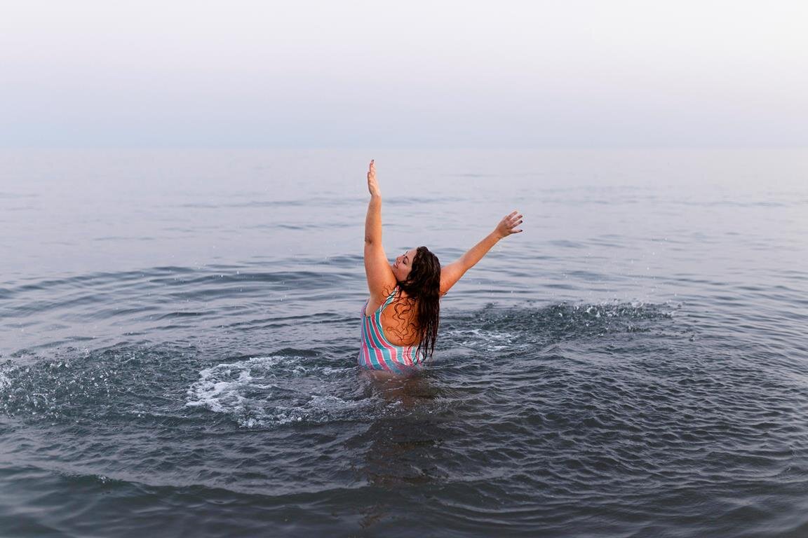 Люди купаются в море. Женщина купается в море. Место для купания. На пляже купание.