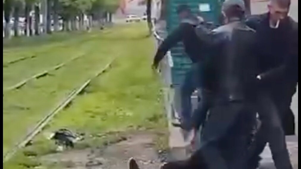     Убирать выпивоху пришлось пассажирам вагона во Владивостоке. После этого движение транспорта восстановили.