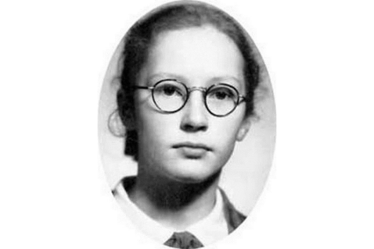 Алла Пугачева сумела стать легендой еще в молодом возрасте. Причем с годами не растеряла свой авторитет, осталась на виду даже после окончания карьеры артистки.-3