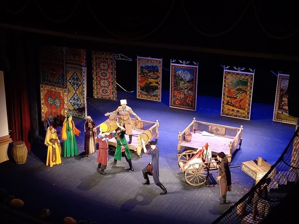    Актёры переместили зрителей в маленькую деревушку в Имеретии.