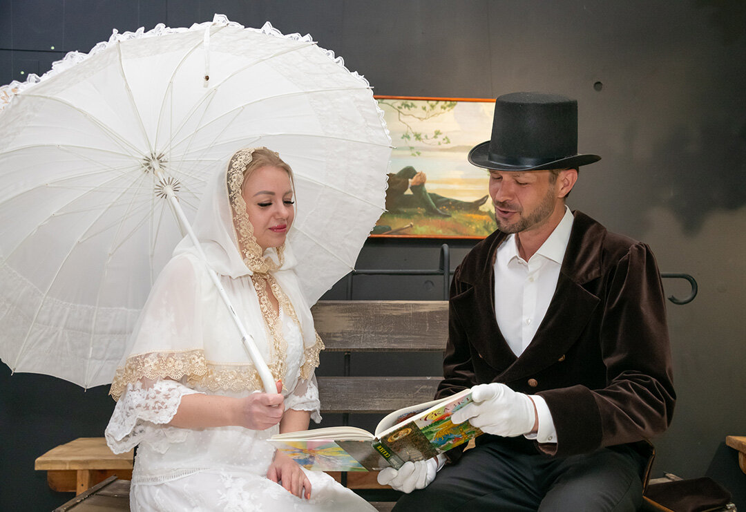 На открытии выставки «У Лукоморья дуб зеленый...» в МРЦ юных посетителей встречали Татьяна Ларина и Евгений Онегин. Фото Дмитрия АГАТИЯ