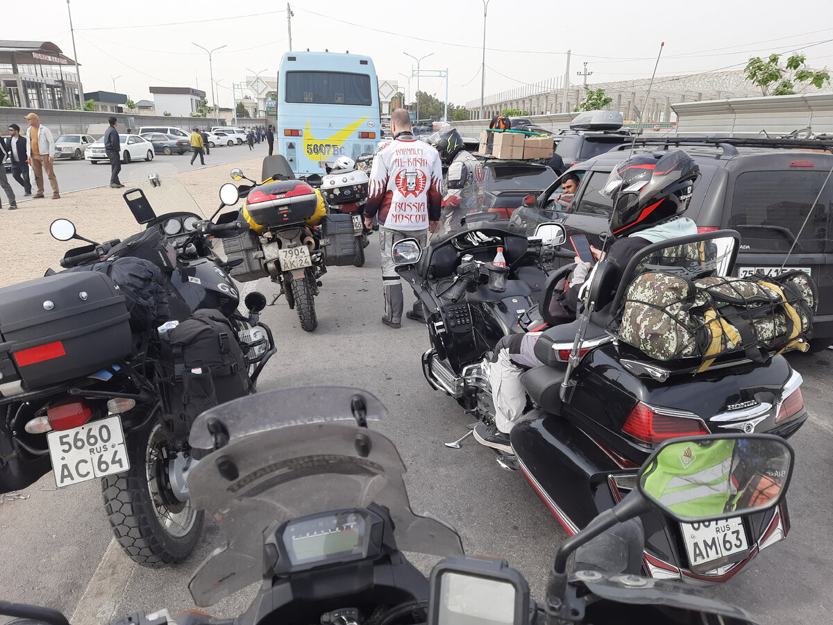 из-за автобуса немного видно арку. это и есть начало погран-постов