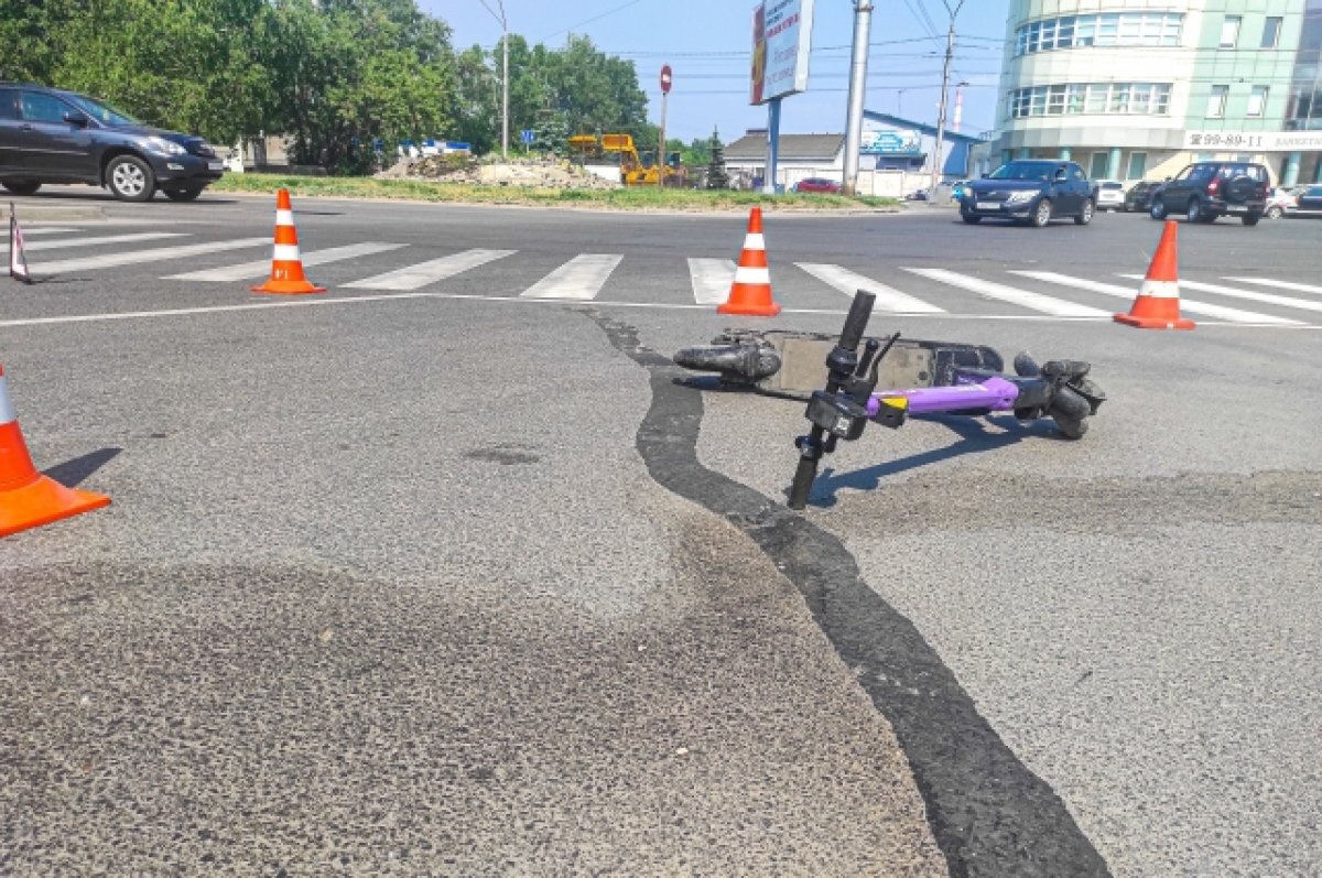    В Барнауле водитель BMW сбил девушку на электросамокате