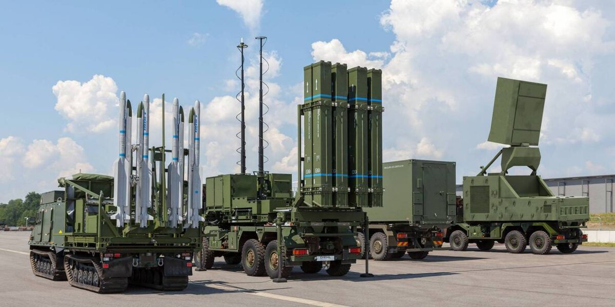 Часто возникают сравнения между ЗУР IRIS-T и российской системой "Бук", последняя может похвастаться большим послужным списком сбитых целей. Немецкому "вундерваффе" придется приложить немало усилий, чтобы приблизиться к достижениям "Бука".  pinterest.com