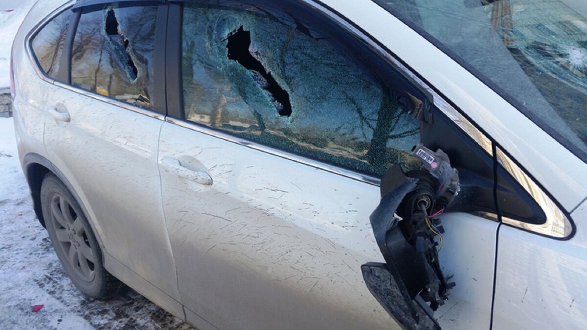     Мужчину в Ижевске подозревают в том, что он руками и ногами разбил сразу две иномарки, причинив ущерб на сумму 500 тысяч рублей. Об этом сообщили в МВД по Удмуртской Республике.