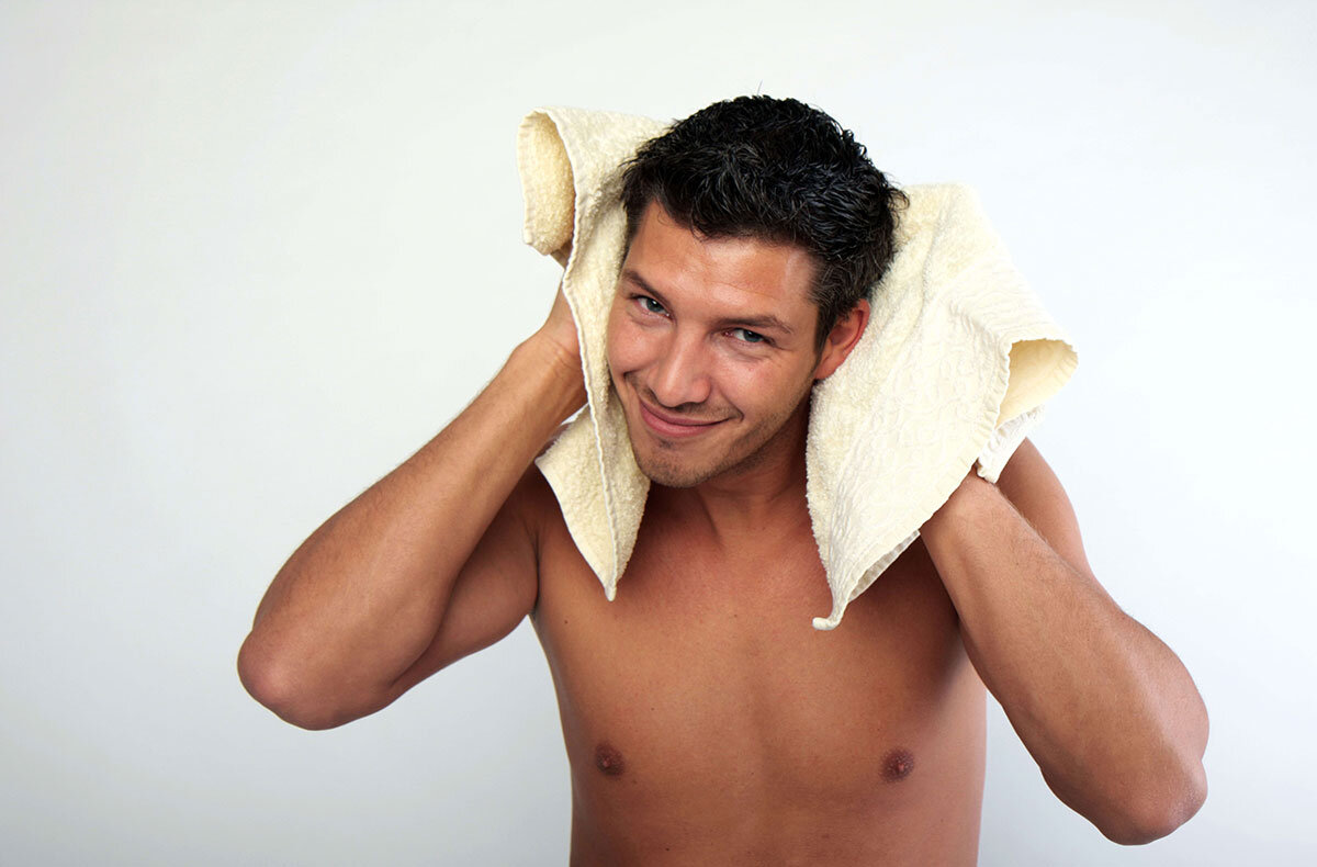 Мужчина с полотенцем на голове