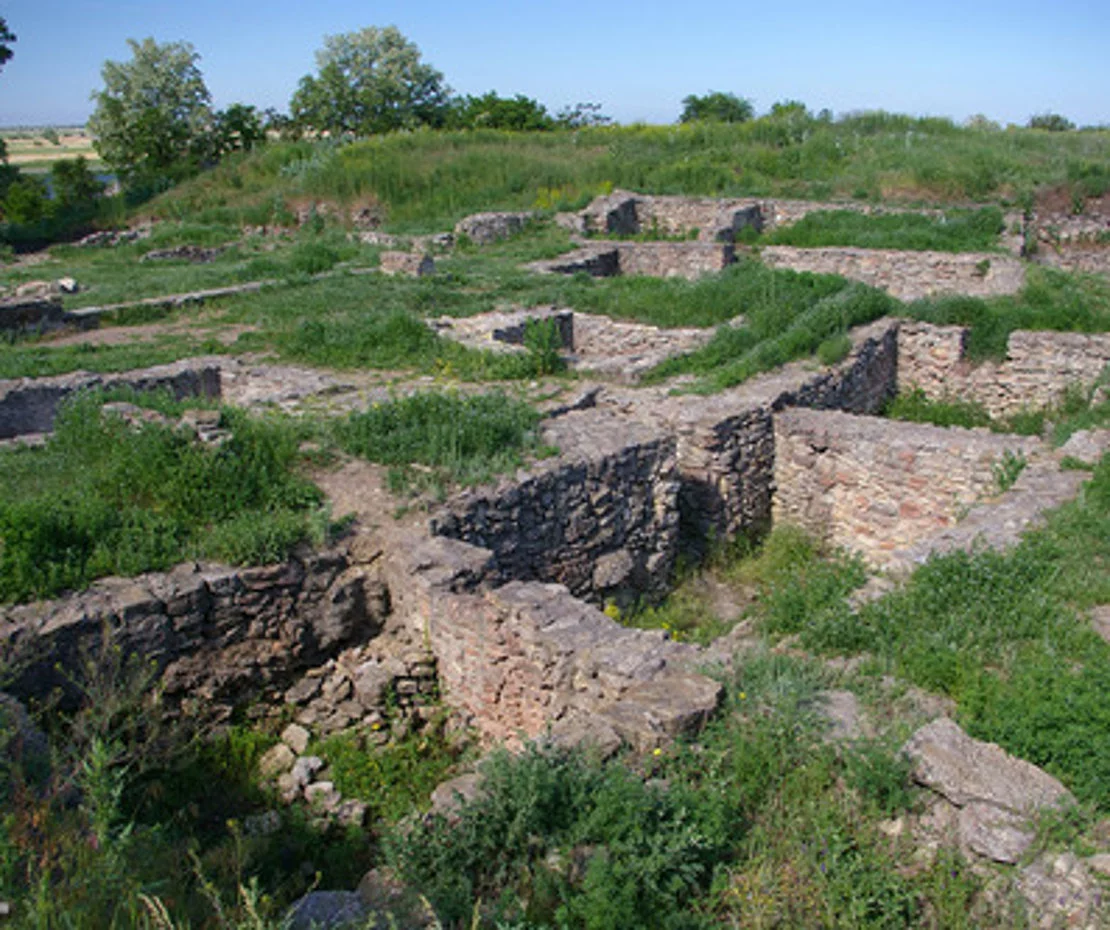 Руины крепости Лютик. Фото из открытых источников Яндекс.Картинки