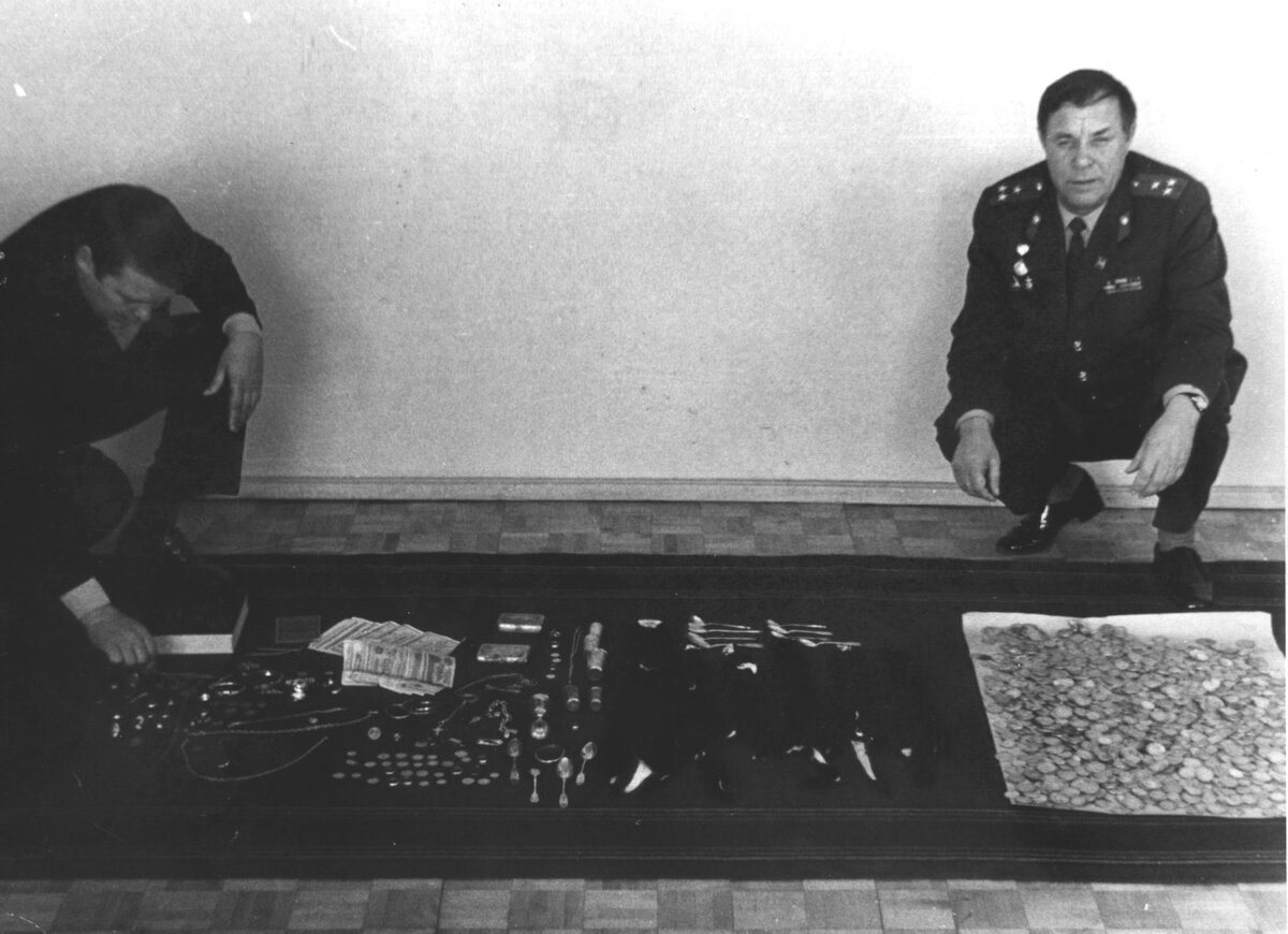 ◙ Милиция пересчитывает золото Маминых