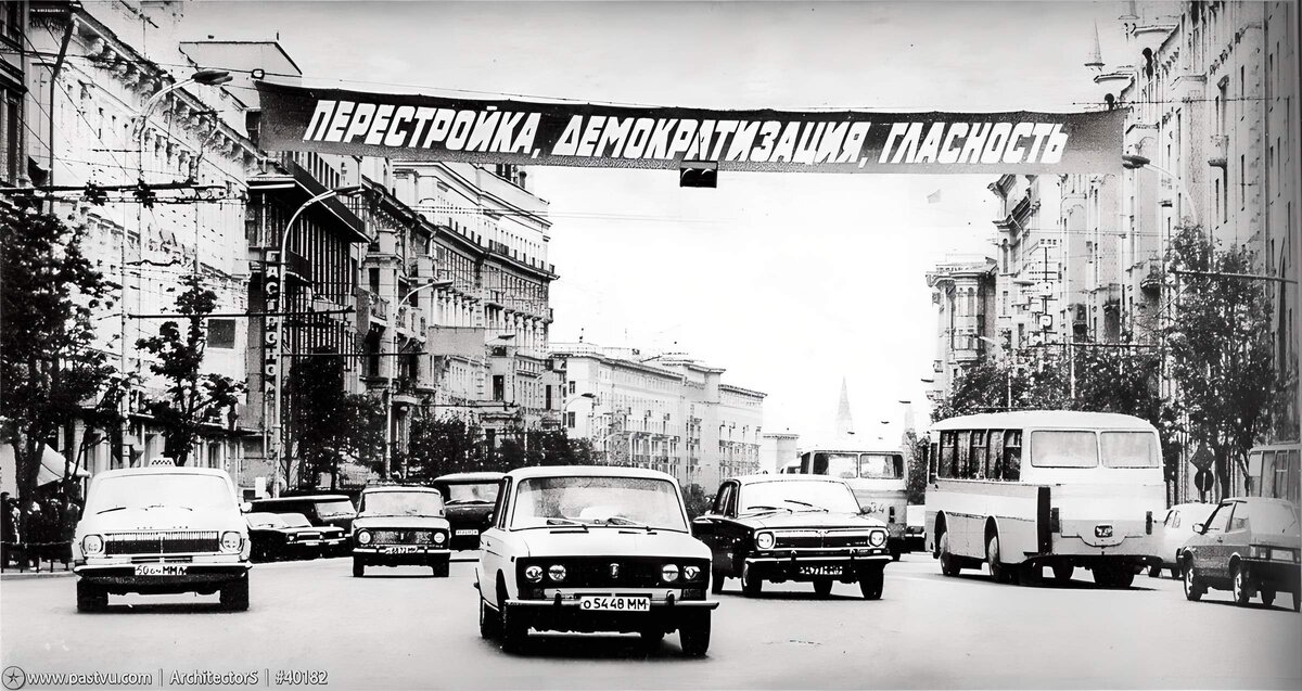 Первая перетяжка на ул. Горького (Тверской) https://pastvu.com/p/40182