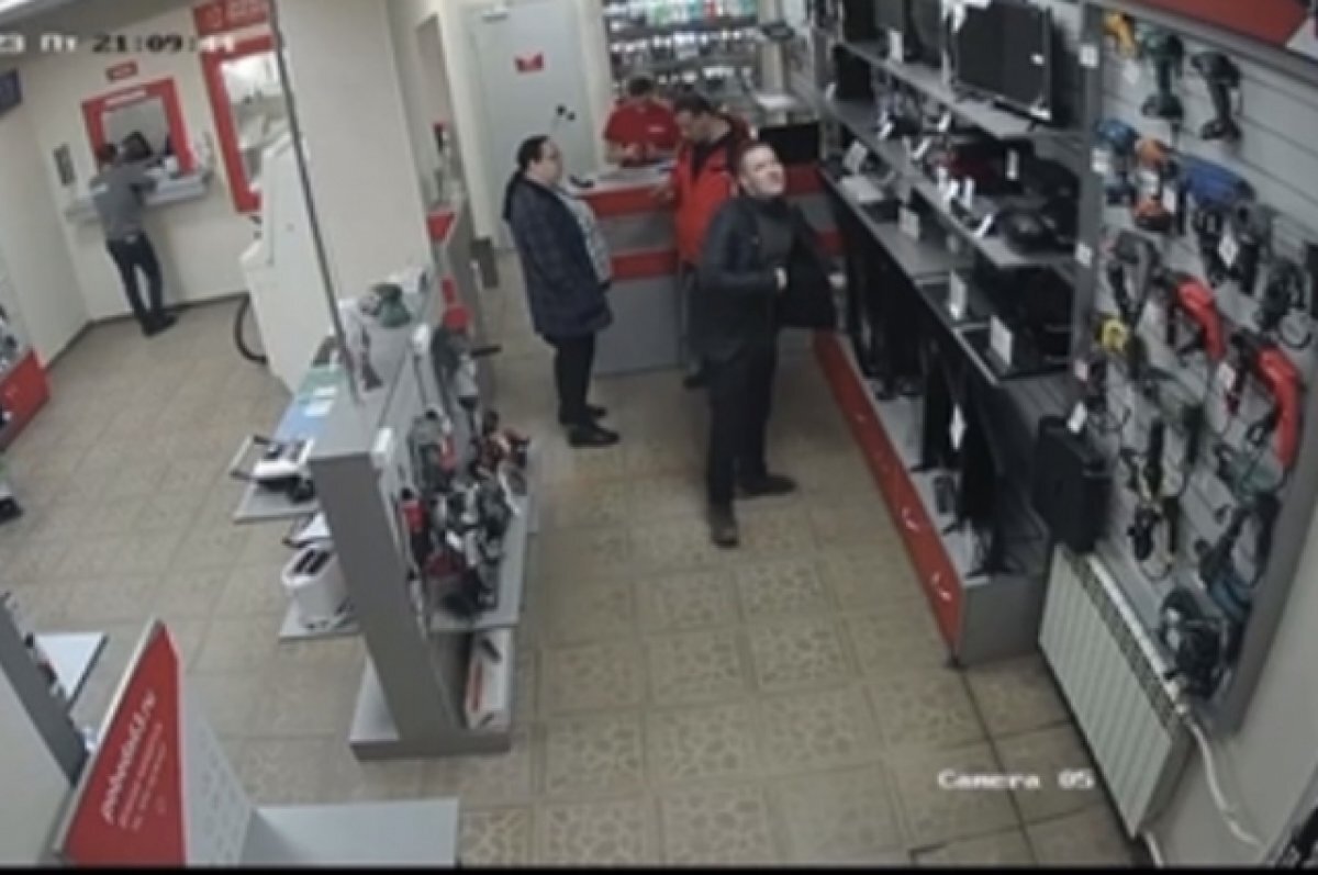    В Самаре посетитель комиссионки украл ноутбук, спрятав его под пиджак