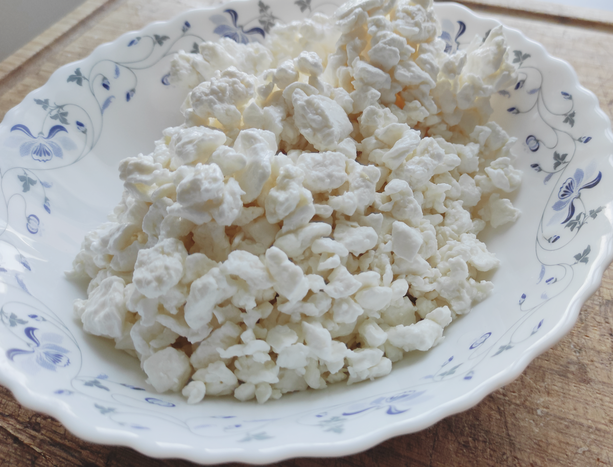 Творог для сырников лучше взять минимальной влажности.