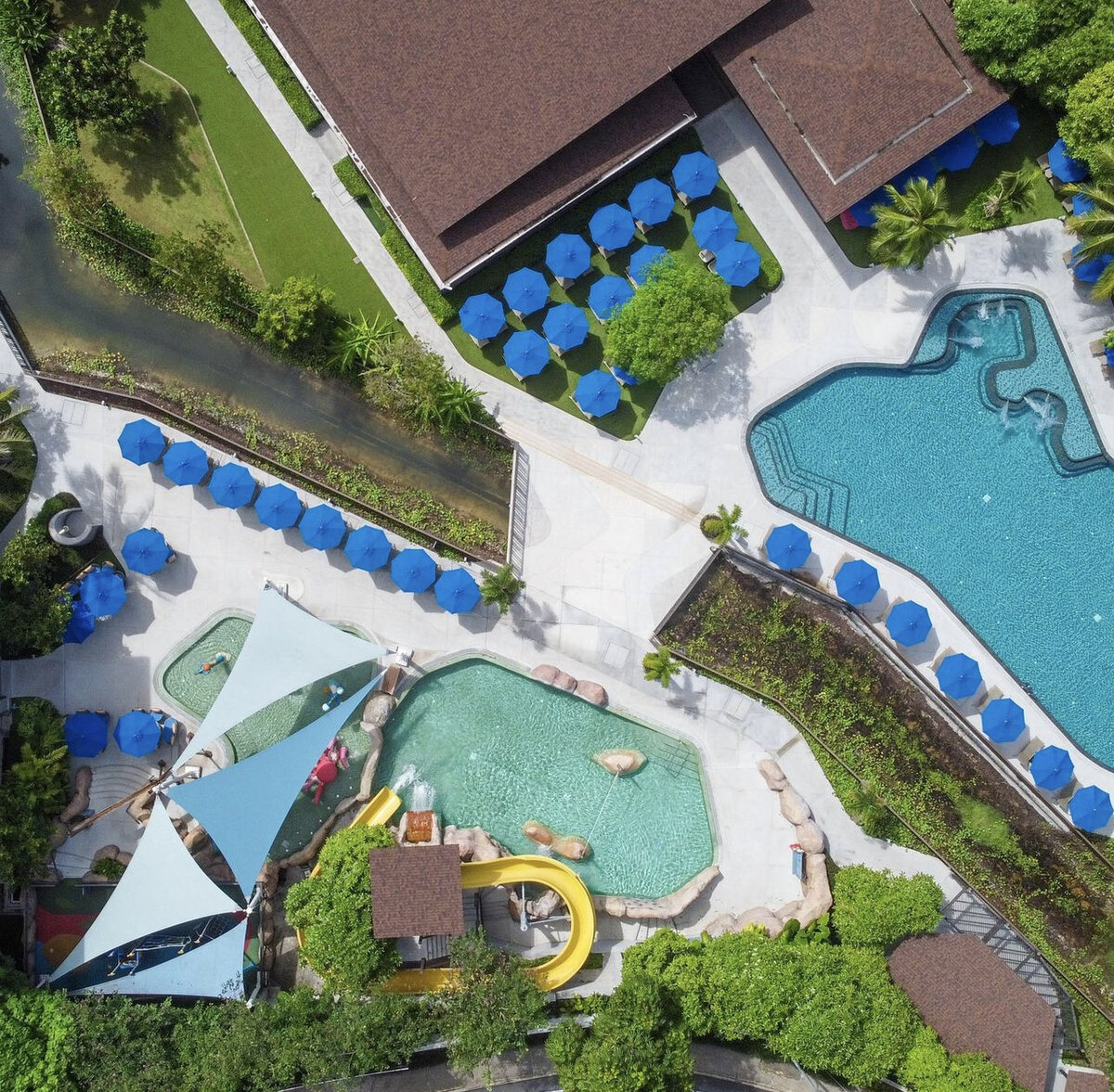 Это вид из номера на бассейны