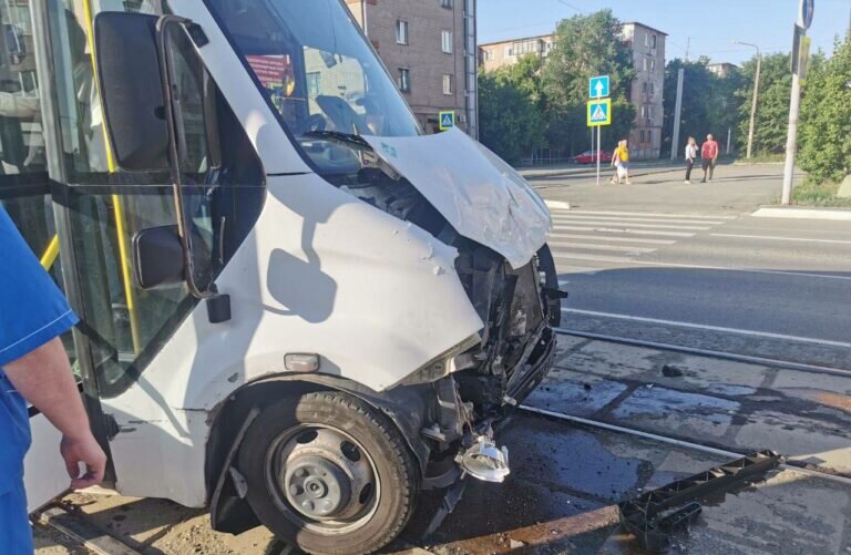    В Орске столкнулись пассажирская «ГАЗель» и «Toyota Land Cruiser» Кристина Просвиркина