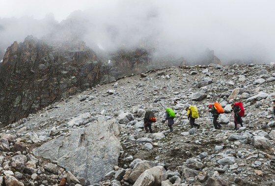    Туристы начинают подъем на Эльбрус