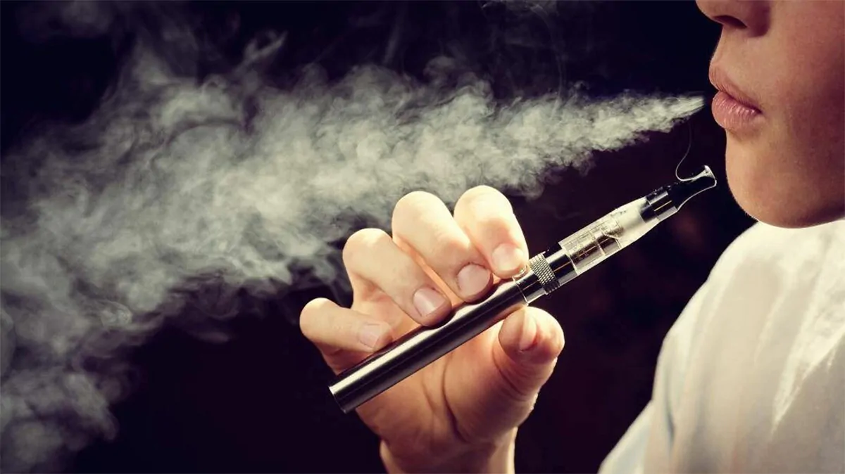 Дети курящие вейп. Куренье это вейп это электронные сигареты это. Электронные сигареты и подростки. Электронные сигареты для подростков. Курение подростков.