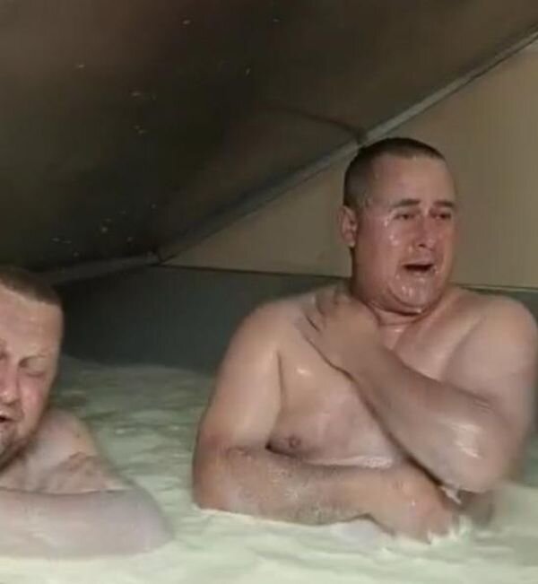 Мужики купались в чане с молоком. Купаться в молоке. Фотосессия в молочной ванне. Купаться в молоке. Купались в ванне с сыром.