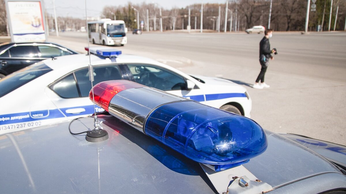     Очевидцы сообщили, что в Петрозаводске неизвестные в масках затолкнули прохожего в машину и увезли. Информацию прокомментировали в МВД Карелии.