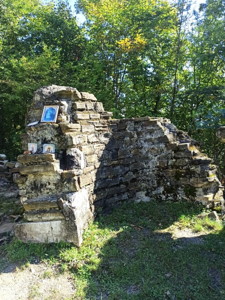 Импровизированный алтарь. Фото Алексея Паевского. Октябрь 2022 года