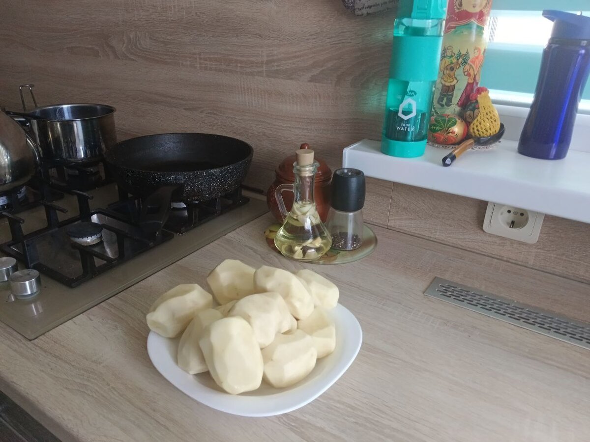 у меня всегда в масле плавают зубки чеснока с  какими то сухими травами, типа базилик или розмарин. или без них, сухостойчиков