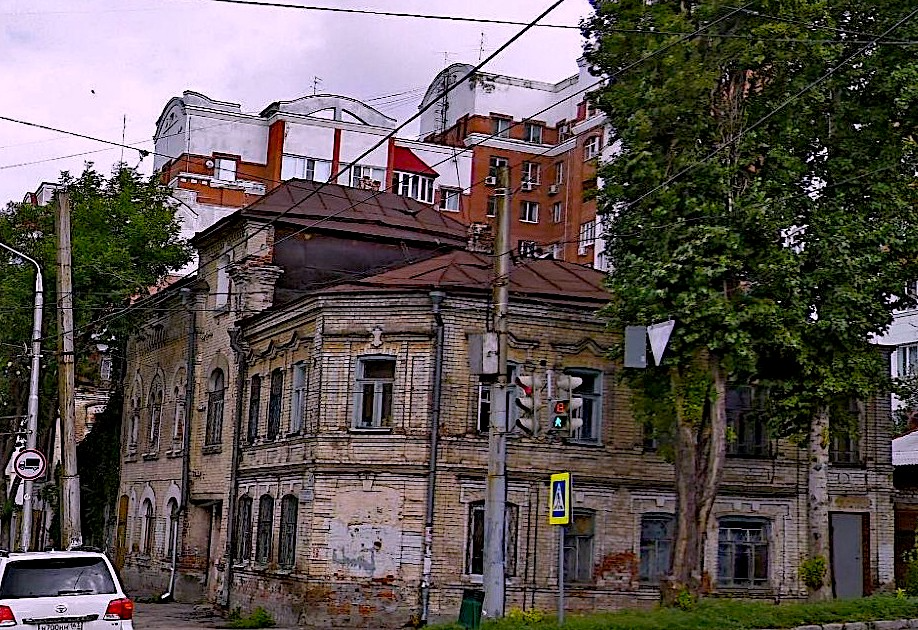 Изначально в скошенной угловой части находился вход в хозяйские лавки