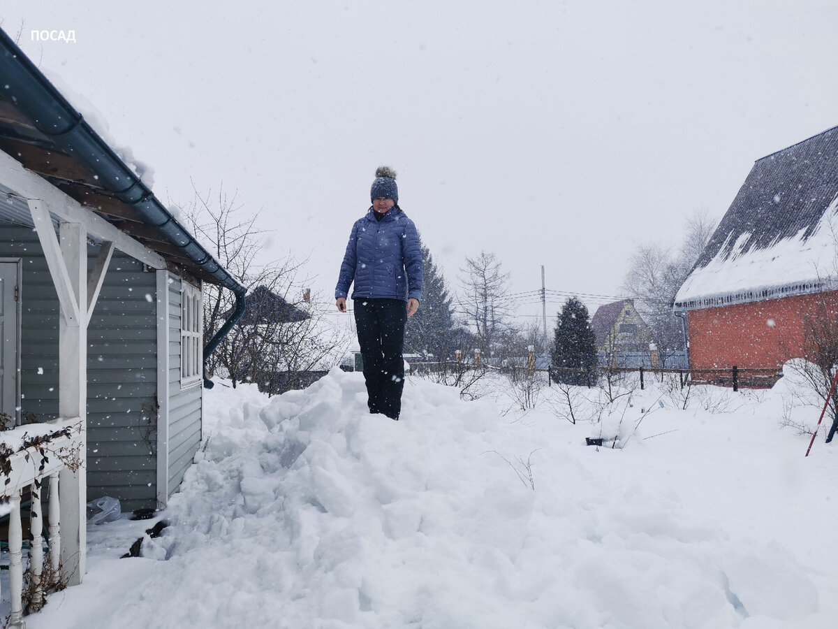 Вход на веранду, когда сошёл снег с крыши.