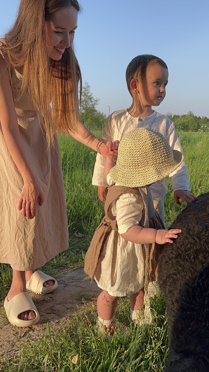 Дети гладят барашка