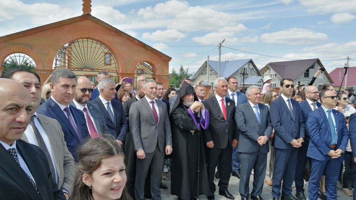     Армянскую апостольскую Православную Церковь «Сурб Месроп Маштоц» открыли сегодня в микрорайоне Березняковский.