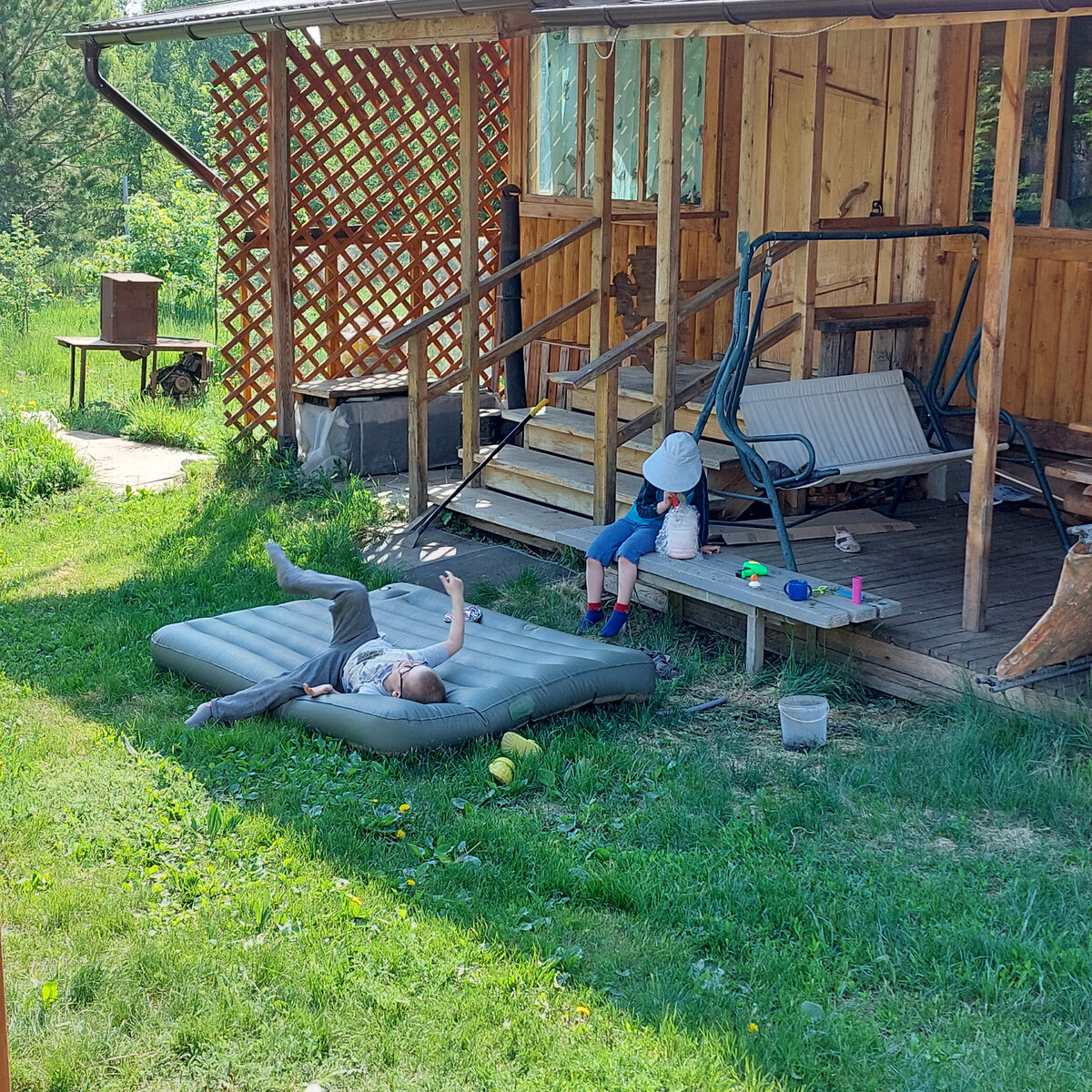 Вот это терраса справа... Лишнее там уберется и отлично будет уже скоро...Тем более, что впереди арбузы, дыни, яблоки, запеченные на гриле крылышки или шашлыки...Стол там хороший, места много...