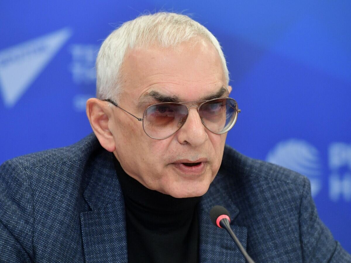    Генеральный директор и председатель правления киноконцерна "Мосфильм", режиссер Карен Шахназаров во время пресс-конференции в МИА "Россия сегодня"© РИА Новости / Владимир Трефилов