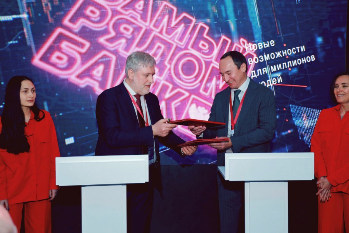    Предправления Московской биржи Юрий Денисов и глава Почта Банка Александр Пахомов.