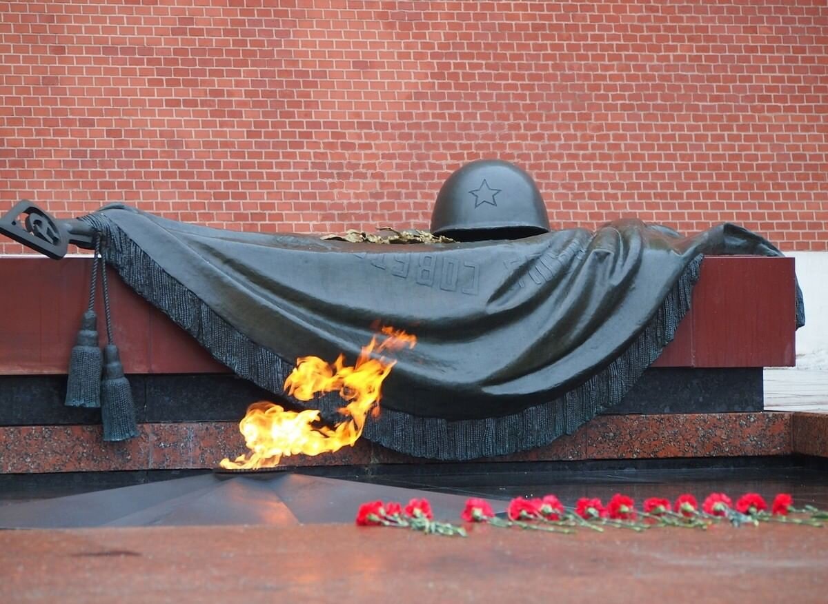 3 декабря 1966 года года в самом центре Москвы, прямо у Кремлевской стены, произошло знаменательное событие - был захоронен Неизвестный солдат.