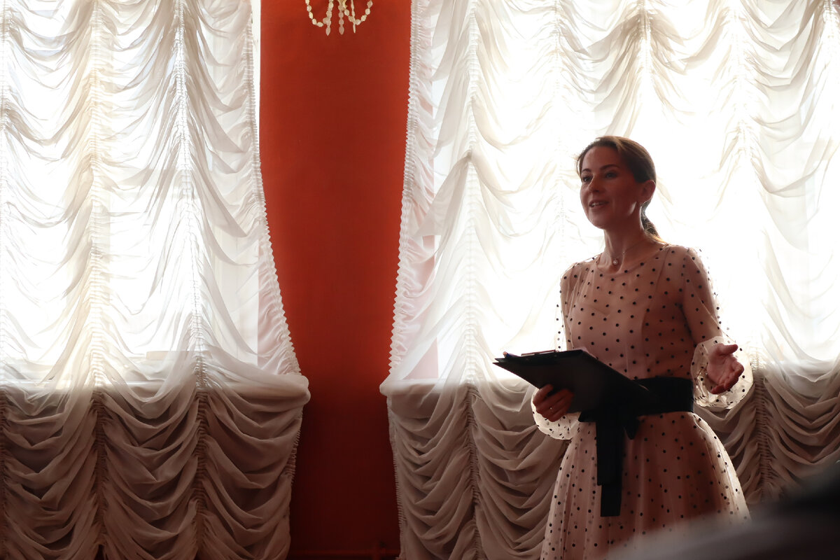 Гости отдельно отметили авторскую концепцию события и конферанс. За роялем Мария Ланда.