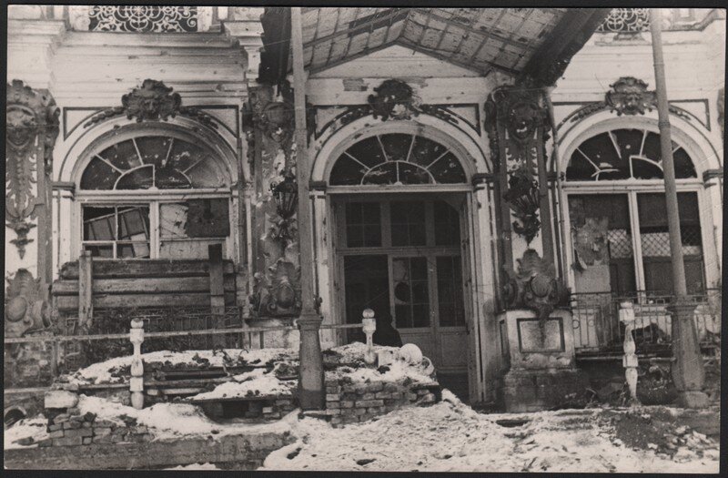 Немецкий дот у входа во дворец