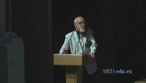 Доктор В.Л. Любаев во время выступления на международном форуме онкологов.