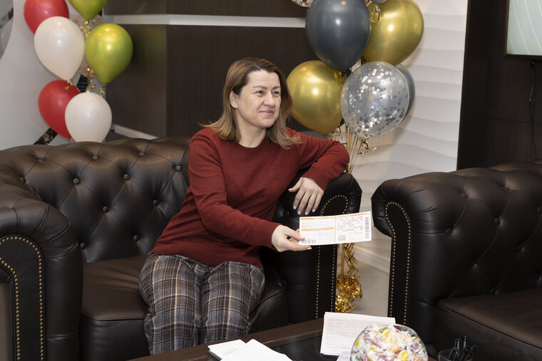    Светлана от души радуется за подругу. Раньше она не верила, что в лотерее можно выиграть крупную сумму