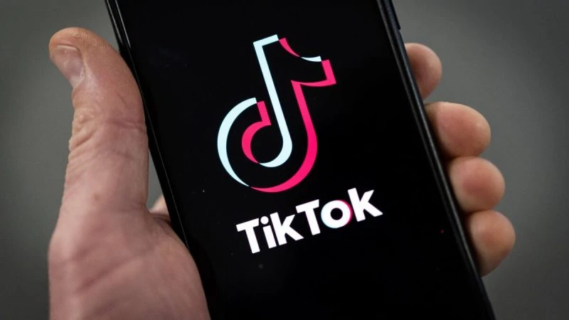 Логотип Tik Tok на iPhone в Лондоне, 28 февраля 2023 г. (Dan Kitwood/Getty Images)