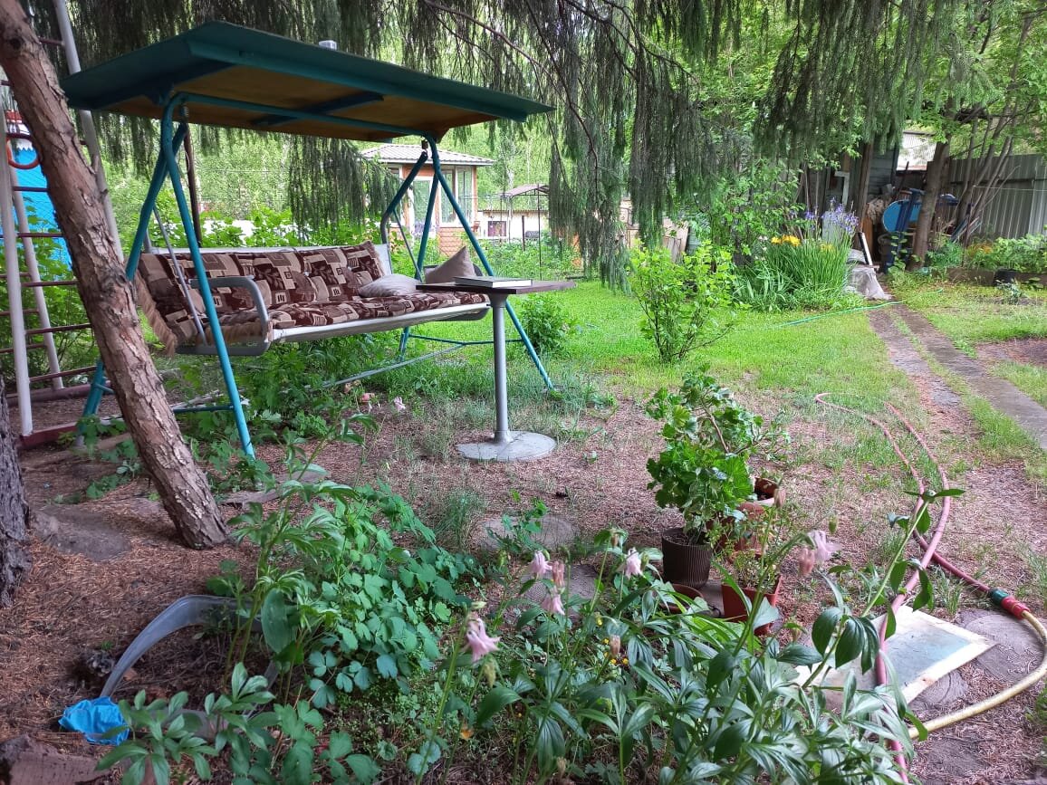 Вот видите, - я даже матрас с подушками на качели положила! И это прогресс! Осталось теперь только на них хотя бы раз сесть...