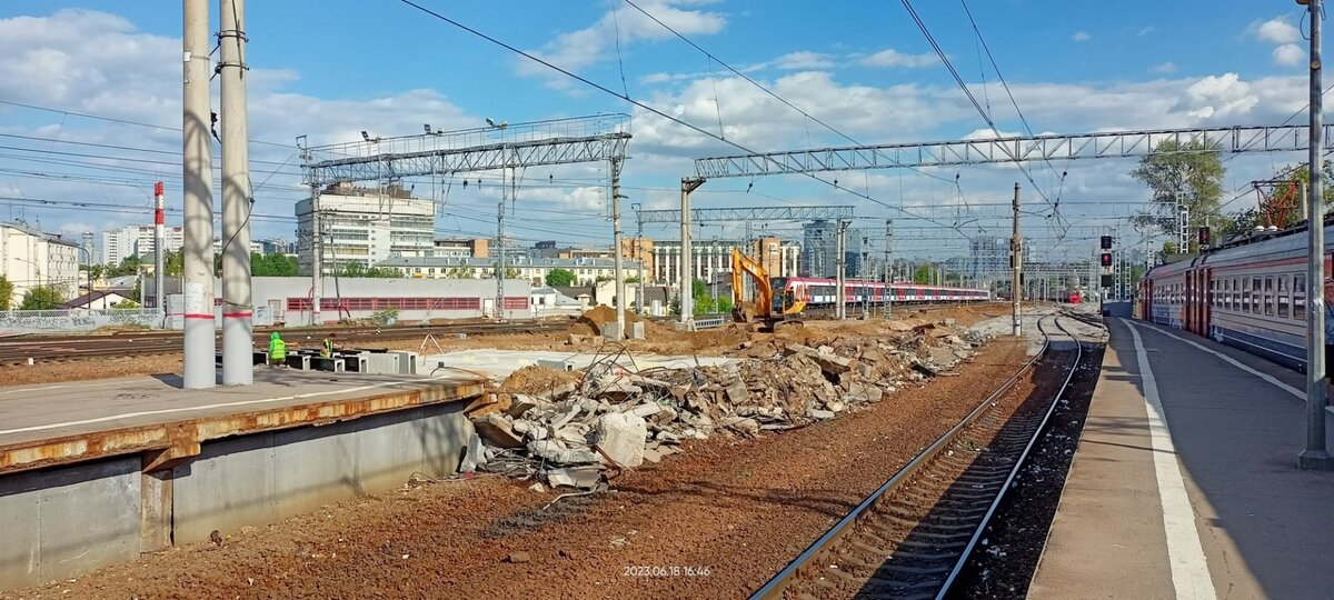 📷 1: Ведётся активный демонтаж тупиковых платформ, препятствующих выводу ранее тупиковых путей Горьковского направления на новые строящиеся платформы, предназначенные для сквозного проезда поездов уже в режиме диаметра.  