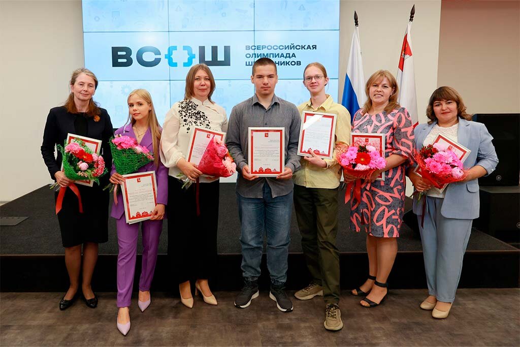    Премии губернатора вручили призерам заключительного этапа всероссийской олимпиады школьников.