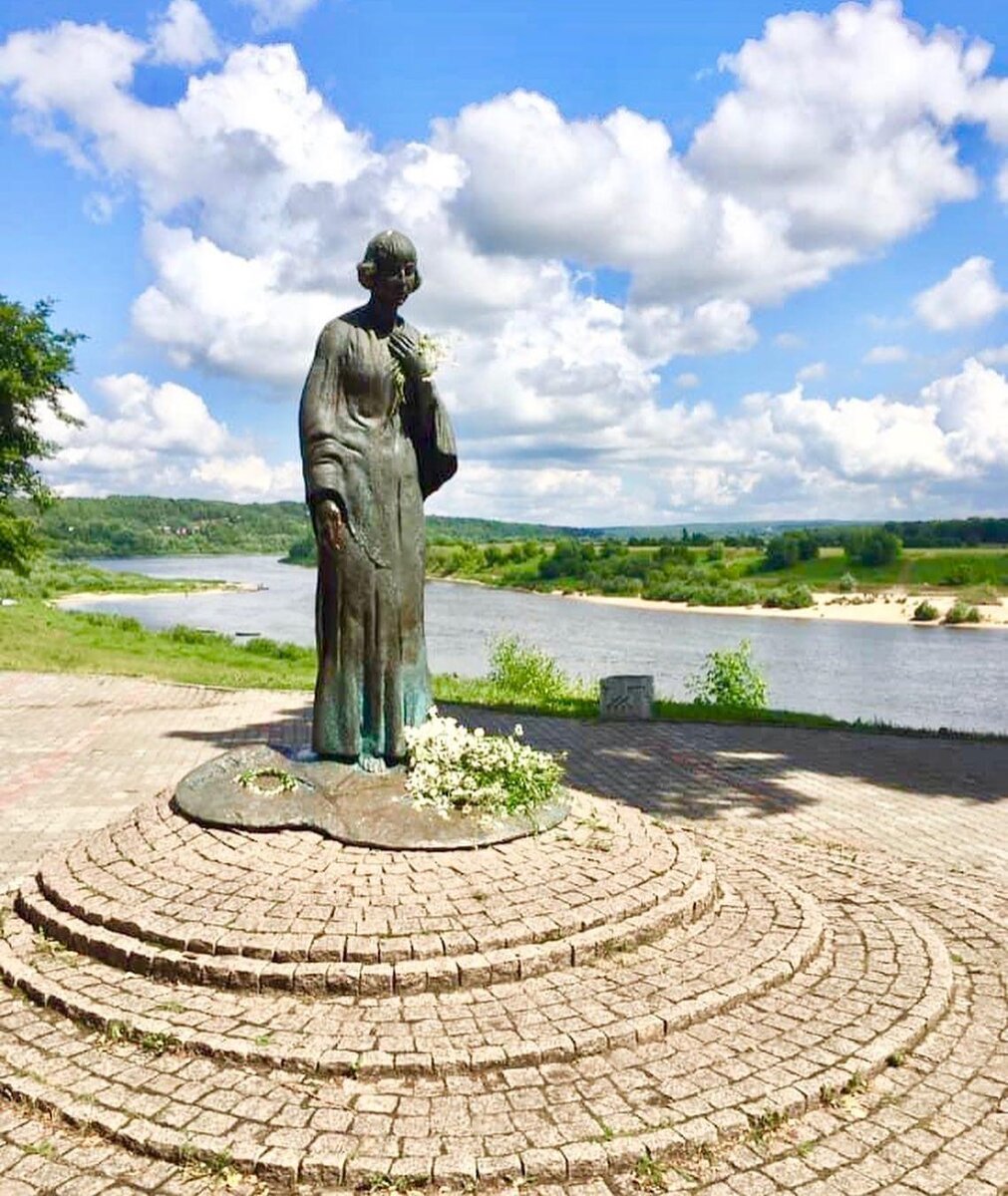 Памятник Марине Цветаевой стоит на удивительно красивом месте