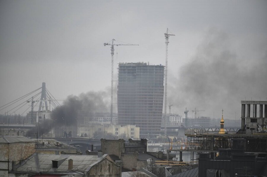    Дым на Рыбальском острове после предположительного обстрела в 2022 году. Фото: Соцсети