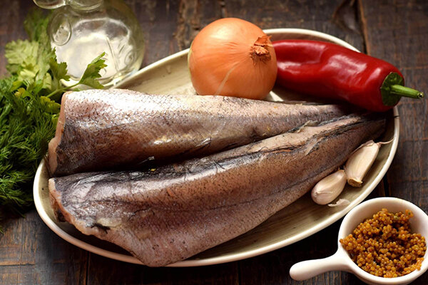 Минтай, запеченный в духовке под вкусным соусом на луковой подушке — один из вариантов приготовления вкусной рыбы в духовке.-2